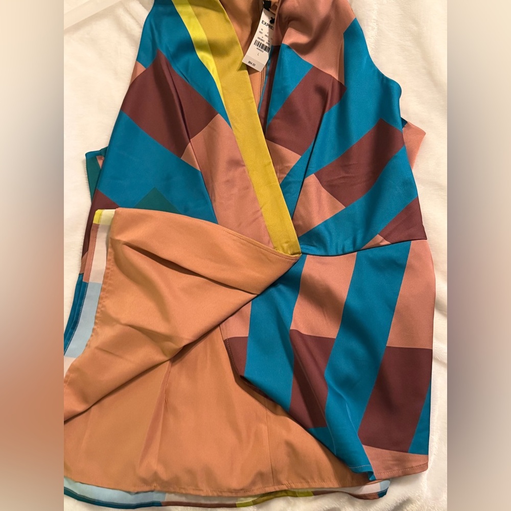Express Multicolor Wrap Top - Picture 5 of 8